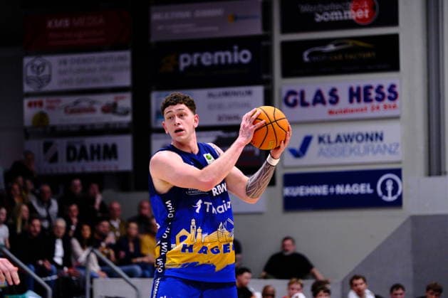 ProA - Phoenix Hagen vs. Nürnberg Falcons BC, Hagen, 15.03.2026, Ischelandhalle Hagen Anzac Joseph Dennis Rissetto ( 77, Phoenix Hagen, C) bekommt den Ball gepasst und sucht schon den Mitspieler ; ProA - Phoenix Hagen vs. Nürnberg Falcons BC, Hagen, 15.03.2026, Ischelandhalle Hagen Copyright: xBEAUTIFULxSPORTS Piepenstockx