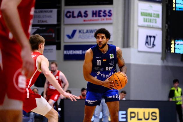 ProA - Phoenix Hagen vs. Nürnberg Falcons BC, Hagen, 15.03.2026, Ischelandhalle Hagen Marvin Omonigho Omuvwie ( 11, Phoenix Hagen, PF) bei der Suche nach einem Mitspieler ; ProA - Phoenix Hagen vs. Nürnberg Falcons BC, Hagen, 15.03.2026, Ischelandhalle Hagen Copyright: xBEAUTIFULxSPORTS Piepenstockx