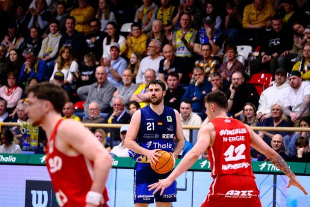 ProA - Phoenix Hagen vs. Nürnberg Falcons BC, Hagen, 15.03.2026, Ischelandhalle Hagen Tim Uhlemann ( 21, Phoenix Hagen, PF) sucht den Mitspieler, verteidigt von Georgios Gkiouzelis ( 12, Nürnberg Falcons BC, PF) ; ProA - Phoenix Hagen vs. Nürnberg Falcons BC, Hagen, 15.03.2026, Ischelandhalle Hagen Copyright: xBEAUTIFULxSPORTS Piepenstockx