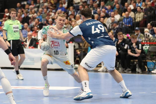 15.03.2026, xgox, Handball - Daikin HBL Bergischer HC - SC Magdeburg emspor, v.l. Gisli Thorgeir Kristjansson (Magdeburg, 10), Aron Seesing (Bergischer HC, 49) Zweikampf, Duell, Kampf, tackle Duesseldorf