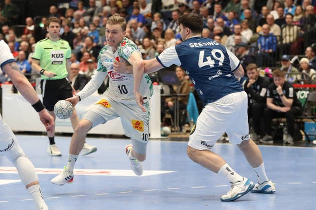15.03.2026, xgox, Handball - Daikin HBL Bergischer HC - SC Magdeburg emspor, v.l. Gisli Thorgeir Kristjansson (Magdeburg, 10), Aron Seesing (Bergischer HC, 49) Zweikampf, Duell, Kampf, tackle Duesseldorf