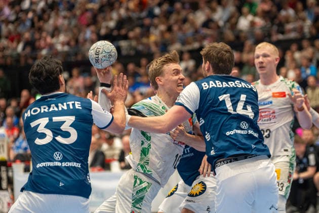 Zweikampf zwischen Eloy Morante Maldonado (Bergischer HC 06, 33), Gisli Kristjansson (SC Magdeburg, 10) und Gerdas Barbarskas (Bergischer HC 06, 14). Dahinter Magnus Saugstrup (SC Magdeburg, 23). Bergischer HC 06 vs. SC Magdeburg, Handball, DAIKIN Handballbundesliga, 25. Spieltag, Saison 2025 2026, 15.03.2026 Bergischer HC 06 vs. SC Magdeburg, Handball, DAIKIN Handballbundesliga, 25. Spieltag, Saison 2025 2026, 15.03.2026 Duesseldorf Copyright: xEibner-Pressefoto ThomasxHaeslerx EP_THR