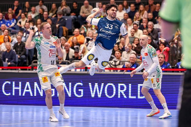 15.03.2026, Handball, HBL, Bergischer HC - SC Magdeburg, Mitsubishi Electric HALLE Düsseldorf: Eloy Morante Maldonado (BHC 33) wirft den Ball auf das Tor gegen Omar Ingi Magnusson (SC Magdeburg 14) Daniel Pettersson (SC Magdeburg 11) Nordrhein-Westfalen Deutschland