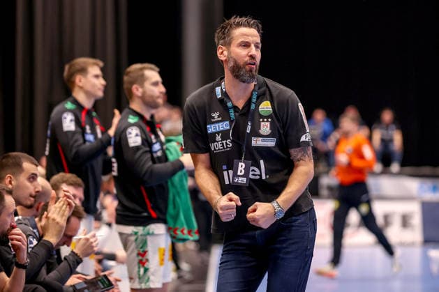 15.03.2026, Handball, HBL, Bergischer HC - SC Magdeburg, Mitsubishi Electric HALLE Düsseldorf: Cheftrainer Bennet Wiegert (SC Magdeburg hc) gestikulierend am Spielfeldrand Nordrhein-Westfalen Deutschland
