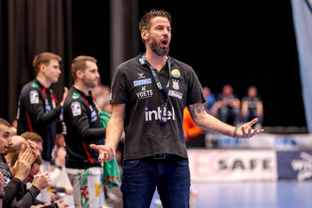 15.03.2026, Handball, HBL, Bergischer HC - SC Magdeburg, Mitsubishi Electric HALLE Düsseldorf: Cheftrainer Bennet Wiegert (SC Magdeburg hc) gestikulierend am Spielfeldrand Nordrhein-Westfalen Deutschland
