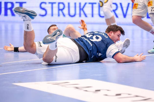 15.03.2026, Handball, HBL, Bergischer HC - SC Magdeburg, Mitsubishi Electric HALLE Düsseldorf: Aron Seesing (BHC 49) liegt auf dem Boden Nordrhein-Westfalen Deutschland