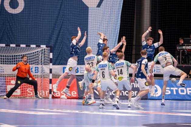 15.03.2026, Handball, HBL, Bergischer HC - SC Magdeburg, Mitsubishi Electric HALLE Düsseldorf: Die Mauer des BHC verteidigt gegen den Wurf von Felix Claar (SC Magdeburg 07) Nordrhein-Westfalen Deutschland