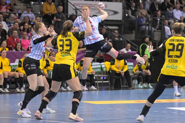 Nina Engel (HSG Bensheim Auerbach, 06) beim Wurf Tor und Meike Schmelzer (HSG Bensheim Auerbach, 24) im Zweikampf mit Guro Nestaker (BVB Borussia Dortmund Handball, 33) HSG Bensheim Auerbach vs. BVB Borussia Dortmund Handball, Handball, Frauen, DHB Pokal Haushahn Final 4, Finale, Saison 2025 2026, 15.03.2026 HSG Bensheim Auerbach vs. BVB Borussia Dortmund Handball, Handball, Frauen, DHB Pokal Haushahn Final 4, Finale, Saison 2025 2026, 15.03.2026 Stuttgart Copyright: xEibner-Pressefoto TobiasxBaurx EP_TBR
