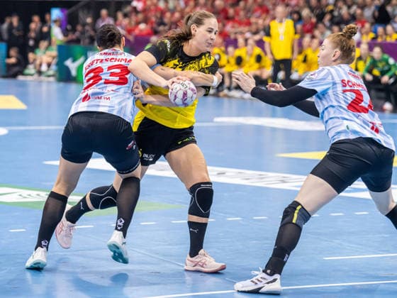 Guro Nestaker (Borussia Dortmund, 33) im Duell mit Lucie-Marie Kretzschmar (HSG Bensheim Auerbach, 33) und Meike Schmelzer (HSG Bensheim Auerbach, 24), HSG Bensheim Auerbach vs. Borussia Dortmund, Handball, DHB Pokal Haushahn Final 4, Finale, Spielzeit 2025 2026, 15.03.2026 HSG Bensheim Auerbach vs. Borussia Dortmund, Handball, DHB Pokal Haushahn Final 4, Finale, Spielzeit 2025 2026, 15.03.2026 Stuttgart Copyright: xMichaelxSchmidt Eibner-Pressefotx EP_MST