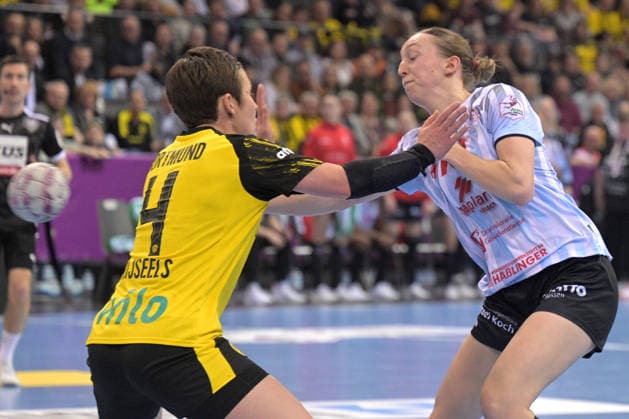Matilda Ehlert (HSG Bensheim Auerbach, 10) im Zweikampf mit Alina Grijseels (BVB Borussia Dortmund Handball, 04) HSG Bensheim Auerbach vs. BVB Borussia Dortmund Handball, Handball, Frauen, DHB Pokal Haushahn Final 4, Finale, Saison 2025 2026, 15.03.2026 HSG Bensheim Auerbach vs. BVB Borussia Dortmund Handball, Handball, Frauen, DHB Pokal Haushahn Final 4, Finale, Saison 2025 2026, 15.03.2026 Stuttgart Copyright: xEibner-Pressefoto TobiasxBaurx EP_TBR