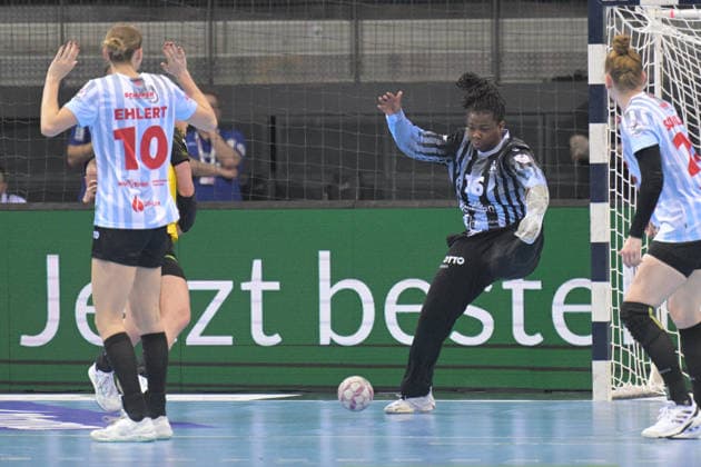 Vanessa Fehr (HSG Bensheim Auerbach, 16) im Tor im Zweikampf mit Alina Grijseels (BVB Borussia Dortmund Handball, 04) HSG Bensheim Auerbach vs. BVB Borussia Dortmund Handball, Handball, Frauen, DHB Pokal Haushahn Final 4, Finale, Saison 2025 2026, 15.03.2026 HSG Bensheim Auerbach vs. BVB Borussia Dortmund Handball, Handball, Frauen, DHB Pokal Haushahn Final 4, Finale, Saison 2025 2026, 15.03.2026 Stuttgart Copyright: xEibner-Pressefoto TobiasxBaurx EP_TBR