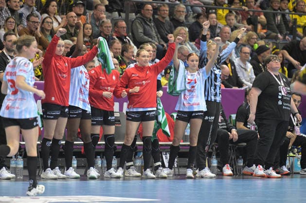 Jubel nach Parade Tor auf der Bank der HSG Bensheim Auerbach HSG Bensheim Auerbach vs. BVB Borussia Dortmund Handball, Handball, Frauen, DHB Pokal Haushahn Final 4, Finale, Saison 2025 2026, 15.03.2026 HSG Bensheim Auerbach vs. BVB Borussia Dortmund Handball, Handball, Frauen, DHB Pokal Haushahn Final 4, Finale, Saison 2025 2026, 15.03.2026 Stuttgart Copyright: xEibner-Pressefoto TobiasxBaurx EP_TBR