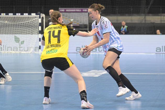 Lena Sophia Degenhardt (HSG Bensheim Auerbach, 08) im Zweikampf mit Alieke van Maurik (BVB Borussia Dortmund Handball, 14) HSG Bensheim Auerbach vs. BVB Borussia Dortmund Handball, Handball, Frauen, DHB Pokal Haushahn Final 4, Finale, Saison 2025 2026, 15.03.2026 HSG Bensheim Auerbach vs. BVB Borussia Dortmund Handball, Handball, Frauen, DHB Pokal Haushahn Final 4, Finale, Saison 2025 2026, 15.03.2026 Stuttgart Copyright: xEibner-Pressefoto TobiasxBaurx EP_TBR