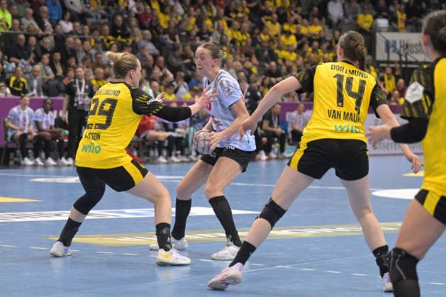 Matilda Ehlert (HSG Bensheim Auerbach, 10) im Zweikampf mit Emma Olsson (BVB Borussia Dortmund Handball, 29) HSG Bensheim Auerbach vs. BVB Borussia Dortmund Handball, Handball, Frauen, DHB Pokal Haushahn Final 4, Finale, Saison 2025 2026, 15.03.2026 HSG Bensheim Auerbach vs. BVB Borussia Dortmund Handball, Handball, Frauen, DHB Pokal Haushahn Final 4, Finale, Saison 2025 2026, 15.03.2026 Stuttgart Copyright: xEibner-Pressefoto TobiasxBaurx EP_TBR