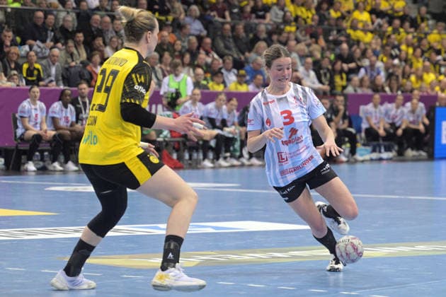 Amelie Berger (HSG Bensheim Auerbach, 03) im Zweikampf mit Emma Olsson (BVB Borussia Dortmund Handball, 29) HSG Bensheim Auerbach vs. BVB Borussia Dortmund Handball, Handball, Frauen, DHB Pokal Haushahn Final 4, Finale, Saison 2025 2026, 15.03.2026 HSG Bensheim Auerbach vs. BVB Borussia Dortmund Handball, Handball, Frauen, DHB Pokal Haushahn Final 4, Finale, Saison 2025 2026, 15.03.2026 Stuttgart Copyright: xEibner-Pressefoto TobiasxBaurx EP_TBR