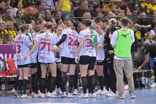 Time Out HSG Bensheim Auerbach HSG Bensheim Auerbach vs. BVB Borussia Dortmund Handball, Handball, Frauen, DHB Pokal Haushahn Final 4, Finale, Saison 2025 2026, 15.03.2026 HSG Bensheim Auerbach vs. BVB Borussia Dortmund Handball, Handball, Frauen, DHB Pokal Haushahn Final 4, Finale, Saison 2025 2026, 15.03.2026 Stuttgart Copyright: xEibner-Pressefoto TobiasxBaurx EP_TBR