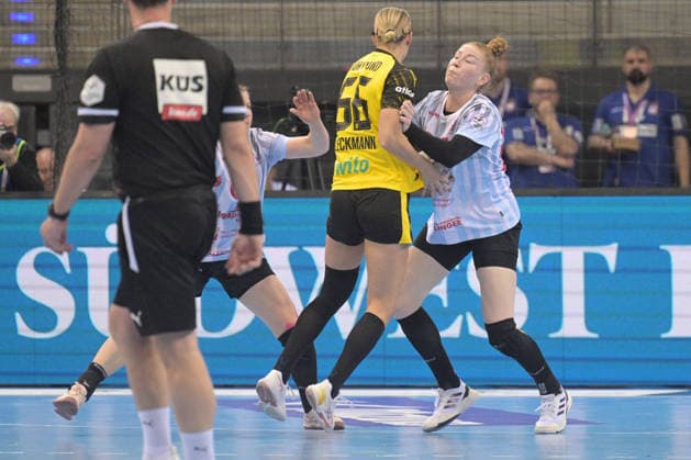 Meike Schmelzer (HSG Bensheim Auerbach, 24) im Zweikampf mit Dana Bleckmann (BVB Borussia Dortmund Handball, 66) HSG Bensheim Auerbach vs. BVB Borussia Dortmund Handball, Handball, Frauen, DHB Pokal Haushahn Final 4, Finale, Saison 2025 2026, 15.03.2026 HSG Bensheim Auerbach vs. BVB Borussia Dortmund Handball, Handball, Frauen, DHB Pokal Haushahn Final 4, Finale, Saison 2025 2026, 15.03.2026 Stuttgart Copyright: xEibner-Pressefoto TobiasxBaurx EP_TBR