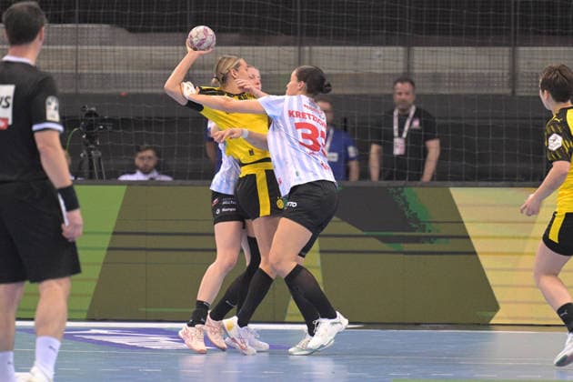Dana Bleckmann (BVB Borussia Dortmund Handball, 66) im Zweikampf mit Lucie-Marie Kretzschmar (HSG Bensheim Auerbach, 33) HSG Bensheim Auerbach vs. BVB Borussia Dortmund Handball, Handball, Frauen, DHB Pokal Haushahn Final 4, Finale, Saison 2025 2026, 15.03.2026 HSG Bensheim Auerbach vs. BVB Borussia Dortmund Handball, Handball, Frauen, DHB Pokal Haushahn Final 4, Finale, Saison 2025 2026, 15.03.2026 Stuttgart Copyright: xEibner-Pressefoto TobiasxBaurx EP_TBR
