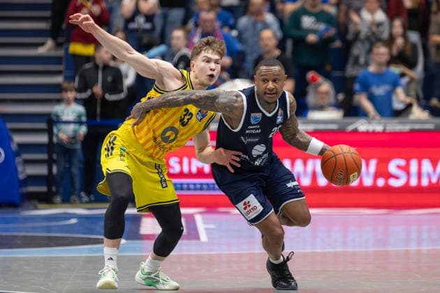 Bebbet Hundt (Alba, 33), Charles Callison (MBC, 23), Syntainics MBC vs. ALBA BERLIN, Basketball, 1. Bundesliga, Maenner, 24. Spieltag, Saison 2025 26, 15.03.2026. Weißenfels Stadthalle Sachsen-Anhalt Deutschland