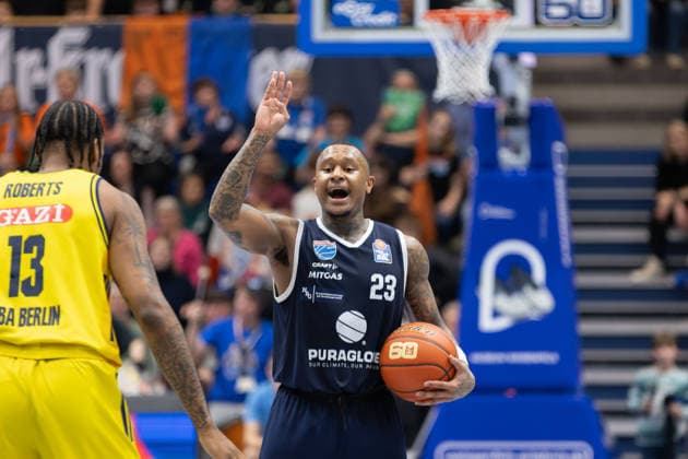 J wan Roberts (Alba, 13), Charles Callison (MBC, 23), Syntainics MBC vs. ALBA BERLIN, Basketball, 1. Bundesliga, Maenner, 24. Spieltag, Saison 2025 26, 15.03.2026. Weißenfels Stadthalle Sachsen-Anhalt Deutschland