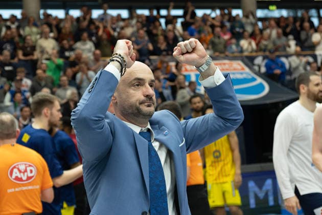 Milenko Bogicevic (MBC, Head Coach), Jubel nach dem 99:68 Heimsieg, Syntainics MBC vs. ALBA BERLIN, Basketball, 1. Bundesliga, Maenner, 24. Spieltag, Saison 2025 26, 15.03.2026. Weißenfels Stadthalle Sachsen-Anhalt Deutschland