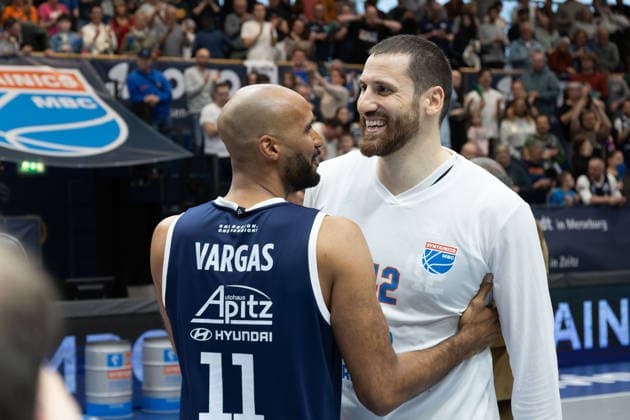 Akeem Vargas (MBC, 11), Nemanja Djurisic (MBC, 42), Jubel nach dem 99:68 Heimsieg, Syntainics MBC vs. ALBA BERLIN, Basketball, 1. Bundesliga, Maenner, 24. Spieltag, Saison 2025 26, 15.03.2026. Weißenfels Stadthalle Sachsen-Anhalt Deutschland