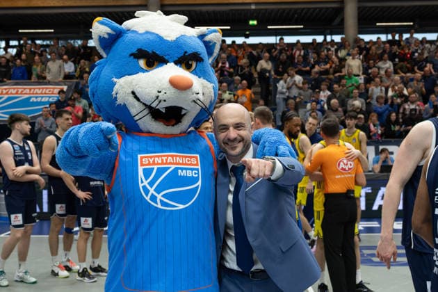 Milenko Bogicevic (MBC, Head Coach). mit Maskottchen, Jubel nach dem 99:68 Heimsieg, Syntainics MBC vs. ALBA BERLIN, Basketball, 1. Bundesliga, Maenner, 24. Spieltag, Saison 2025 26, 15.03.2026. Weißenfels Stadthalle Sachsen-Anhalt Deutschland