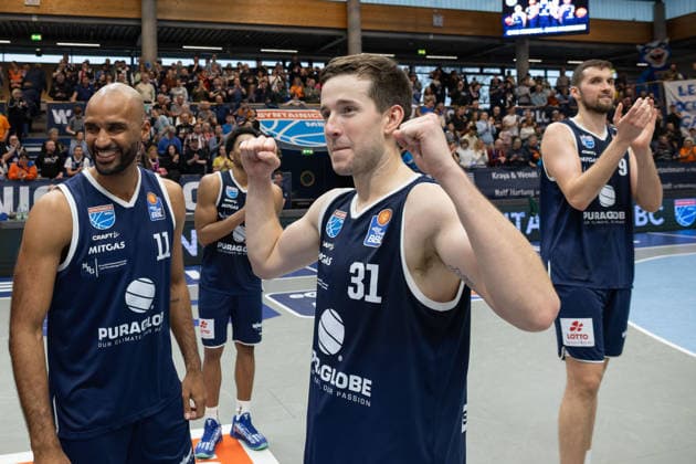 MBC Spieler Akeem Vargas (MBC, 11), Spencer Reaves (MBC, 31), Kresimir Nikic (MBC. 9) nach dem 99:68 Heimsieg, Syntainics MBC vs. ALBA BERLIN, Basketball, 1. Bundesliga, Maenner, 24. Spieltag, Saison 2025 26, 15.03.2026. Weißenfels Stadthalle Sachsen-Anhalt Deutschland