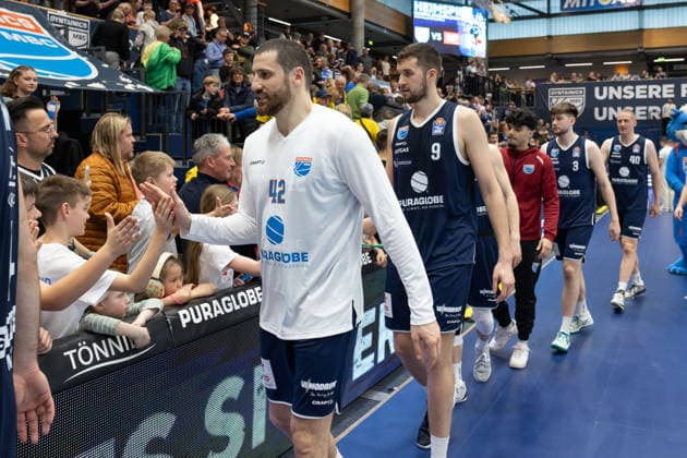 MBC Spieler beim Abklatschen mit Fans nach dem 99:68 Heimsieg, Syntainics MBC vs. ALBA BERLIN, Basketball, 1. Bundesliga, Maenner, 24. Spieltag, Saison 2025 26, 15.03.2026. Weißenfels Stadthalle Sachsen-Anhalt Deutschland