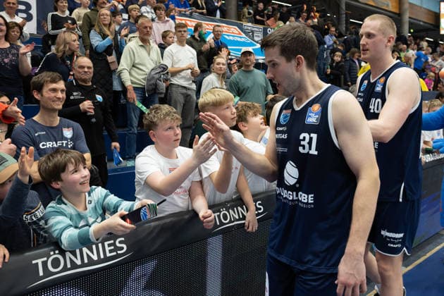 MBC Spieler beim Abklatschen mit Fans nach dem 99:68 Heimsieg, Syntainics MBC vs. ALBA BERLIN, Basketball, 1. Bundesliga, Maenner, 24. Spieltag, Saison 2025 26, 15.03.2026. Weißenfels Stadthalle Sachsen-Anhalt Deutschland