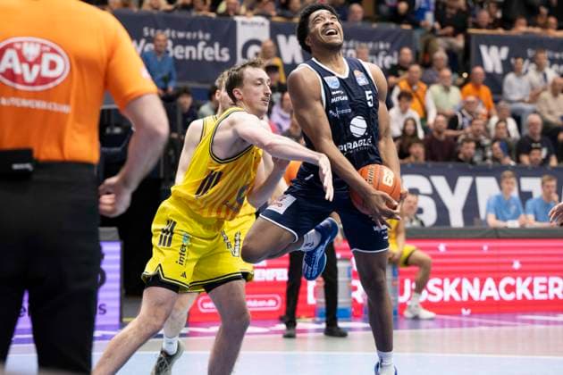 EasyCredit Basketball Bundesliga - 2025 2026 - Syntainics MBC vs.Alba Berlin Weissenfels, Deutschland 15.Maerz 2026: Im Bild:v.li.Moses Wood (Berlin) und Marcus Foster (Weissenfels) Weissenfels Stadthalle Weissenfels Sachsen-Anhalt Deutschland