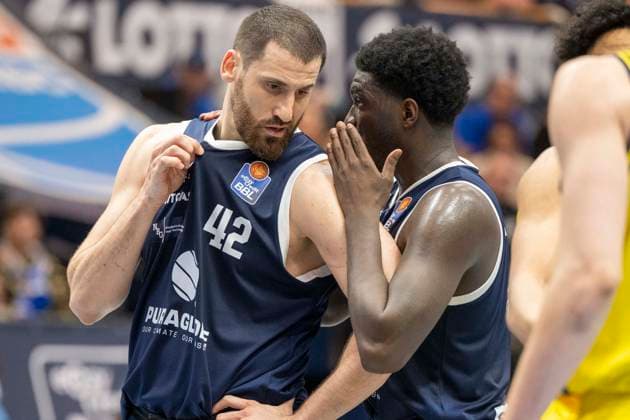 EasyCredit Basketball Bundesliga - 2025 2026 - Syntainics MBC vs.Alba Berlin Weissenfels, Deutschland 15.Maerz 2026: Im Bild:v.li.Nemanja Djurisic (Weissenfels) und Khyri Thomas (Weissenfels) Weissenfels Stadthalle Weissenfels Sachsen-Anhalt Deutschland