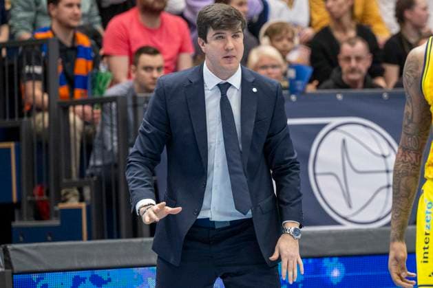 EasyCredit Basketball Bundesliga - 2025 2026 - Syntainics MBC vs.Alba Berlin Weissenfels, Deutschland 15.Maerz 2026: Im Bild:Trainer Pedro Calles (Berlin) Weissenfels Stadthalle Weissenfels Sachsen-Anhalt Deutschland