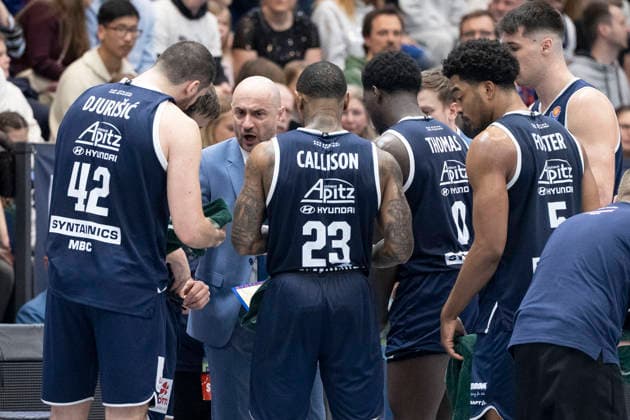 EasyCredit Basketball Bundesliga - 2025 2026 - Syntainics MBC vs.Alba Berlin Weissenfels, Deutschland 15.Maerz 2026: Im Bild:v.li.Nemanja Djurisic (Weissenfels), Trainer Milenko Bogicevic (Weissenfels), Charles Callison (Weissenfels), w0 und Marcus Foster (Weissenfels) Weissenfels Stadthalle Weissenfels Sachsen-Anhalt Deutschland