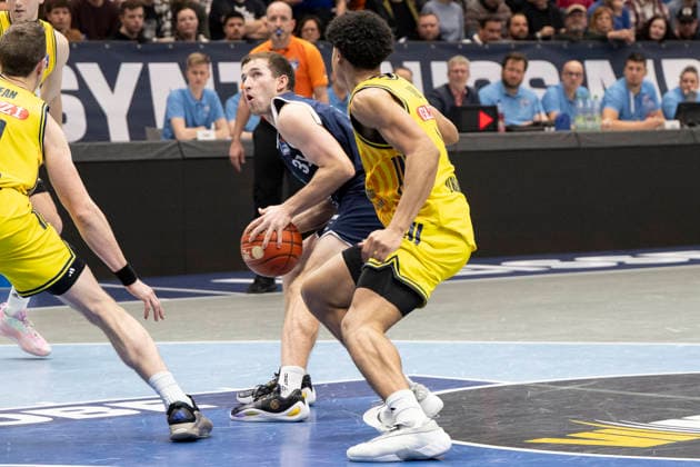EasyCredit Basketball Bundesliga - 2025 2026 - Syntainics MBC vs.Alba Berlin Weissenfels, Deutschland 15.Maerz 2026: Im Bild:v.li.Spencer Reaves (Weissenfels) und Jack Kayil (Berlin) Weissenfels Stadthalle Weissenfels Sachsen-Anhalt Deutschland
