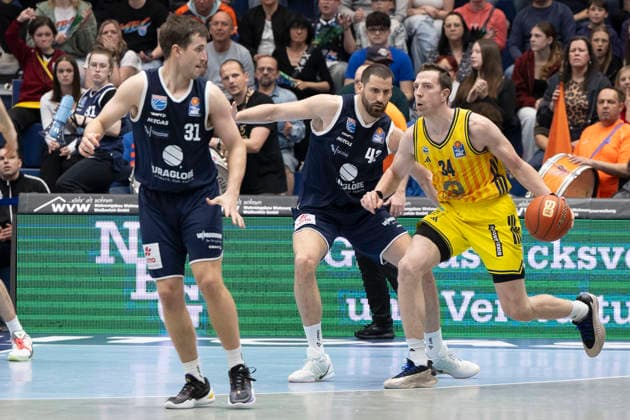 EasyCredit Basketball Bundesliga - 2025 2026 - Syntainics MBC vs.Alba Berlin Weissenfels, Deutschland 15.Maerz 2026: Im Bild:v.li.Spencer Reaves (Weissenfels), Nemanja Djurisic (Weissenfels) und Justin Bean (Berlin) Weissenfels Stadthalle Weissenfels Sachsen-Anhalt Deutschland