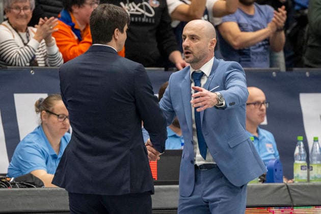 EasyCredit Basketball Bundesliga - 2025 2026 - Syntainics MBC vs.Alba Berlin Weissenfels, Deutschland 15.Maerz 2026: Im Bild:v.li.Trainer Pedro Calles (Berlin) und Trainer Milenko Bogicevic (Weissenfels) Weissenfels Stadthalle Weissenfels Sachsen-Anhalt Deutschland