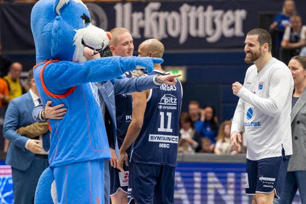EasyCredit Basketball Bundesliga - 2025 2026 - Syntainics MBC vs.Alba Berlin Weissenfels, Deutschland 15.Maerz 2026: Im Bild:v.li.Mascottchen Wolf und Nemanja Djurisic (Weissenfels) Weissenfels Stadthalle Weissenfels Sachsen-Anhalt Deutschland