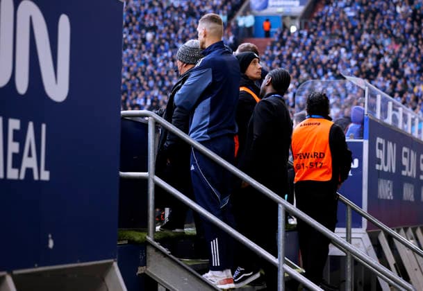 DZEKO Edin Team FC Schalke 04 ach dem Platzverweis als Zuschauer 2. Fussball Bundesliga Saison 2025 - 2026 Spiel FC Schalke 04 - Hannover 2 : 2 am 15. 03. 2026 in Gelsenkirchen DFL REGULATIONS PROHIBIT ANY USE OF PHOTOGRAPHS as IMAGE SEQUENCES and or QUASI-VIDEO