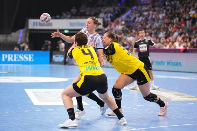 Szene mit Matilda Ehlert (10; HSG Bensheim Auerbach) und Guro Nestaker (33; Borussia Dortmund) Haushahn Final4 Finale HSG Bensheim-Auerbach vs Borussia Dortmund