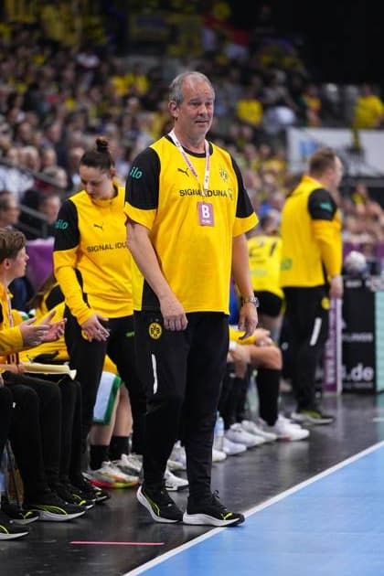 Szene mit Trainer von Person 10760 am Spielfeldrand Haushahn Final4 Finale HSG Bensheim-Auerbach vs Borussia Dortmund