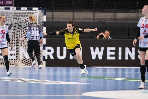 Szene mit Alina Grijseels (4; Borussia Dortmund) und Neele Mara Orth (32; HSG Bensheim Auerbach) Haushahn Final4 Finale HSG Bensheim-Auerbach vs Borussia Dortmund