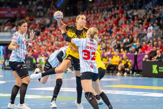 Handball I Frauen I Saison 2025-2026 I DHB-Pokal Final 4 I Finale I HSG Bensheim Auerbach - Borussia Dortmund I 15.03.2026 Dana Bleckmann (66, Borussia Dortmund) im Wurf verteidigt von Neele Mara Orth (32, HSG Bensheim Auerbach) Stuttgart Porsche Arena Baden-Württemberg Deutschland Copyright: xLobeca MaxxPetershansx