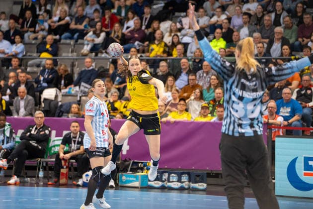 Handball I Frauen I Saison 2025-2026 I DHB-Pokal Final 4 I Finale I HSG Bensheim Auerbach - Borussia Dortmund I 15.03.2026 Lara Egeling (44, Borussia Dortmund) im Wurf Stuttgart Porsche Arena Baden-Württemberg Deutschland Copyright: xLobeca MaxxPetershansx