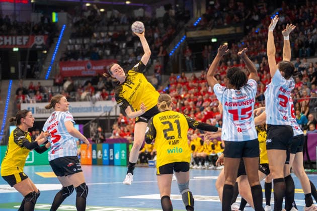 Handball I Frauen I Saison 2025-2026 I DHB-Pokal Final 4 I Finale I HSG Bensheim Auerbach - Borussia Dortmund I 15.03.2026 Alieke van Maurik (14, Borussia Dortmund) im Wurf Stuttgart Porsche Arena Baden-Württemberg Deutschland Copyright: xLobeca MaxxPetershansx