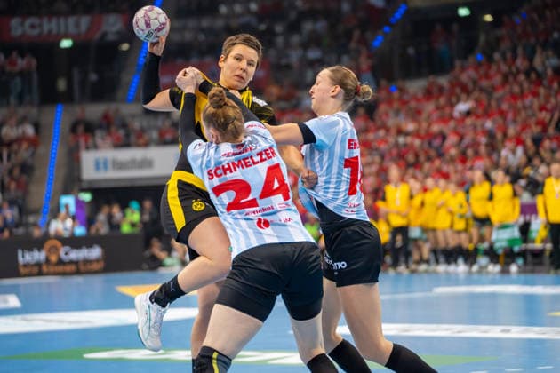 Handball I Frauen I Saison 2025-2026 I DHB-Pokal Final 4 I Finale I HSG Bensheim Auerbach - Borussia Dortmund I 15.03.2026 Alina Grijseels (4, Borussia Dortmund) im Wurf verteidigt von Meike Schmelzer (24, HSG Bensheim Auerbach) und Matilda Ehlert (10, HSG Bensheim Auerbach) Stuttgart Porsche Arena Baden-Württemberg Deutschland Copyright: xLobeca MaxxPetershansx