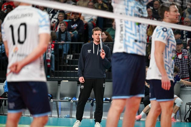 15.03.2026, xdobgx, Volleyball Volleyball Bundesliga VBL, SVG Lüneburg - ASV Dachau v.l. Patrick Steuerwald (ASV Dachau, Trainer) Trainer gibt Anweisungen, coach gives instructions