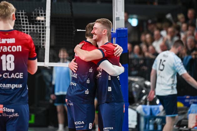 15.03.2026, xdobgx, Volleyball Volleyball Bundesliga VBL, SVG Lüneburg - ASV Dachau v.l. Jackson Howe (SVG Lüneburg, 6), Shane Holdaway (SVG Lüneburg, 1) lächelnd, freundlicher Gesichtsausdruck, smiling, friendly expression