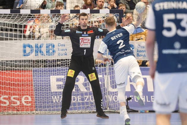 15.03.2026, xgox, Handball - Daikin HBL Bergischer HC - SC Magdeburg emspor, v.l. Sergey Hernandez Ferrer (Magdeburg, 1) beim Siebenmeter gegen Noah Beyer (Bergischer HC, 2) Duesseldorf