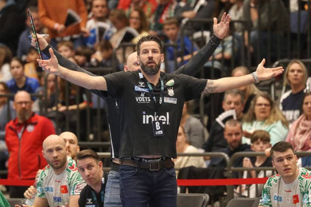 15.03.2026, xgox, Handball - Daikin HBL Bergischer HC - SC Magdeburg emspor, v.l. Bennet Wiegert (Magdeburg, Trainer) und Yves Grafenhorst (Magdeburg, Co-Trainer) Reklamiert, beschwert sich, schimpft Duesseldorf